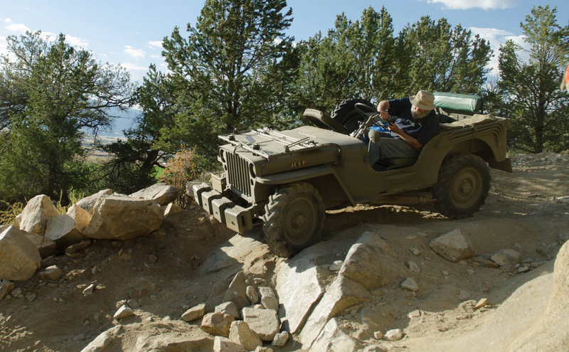 Illustration for article titled There's Nothing Cooler Than Flat-Fender Jeeps Offroading